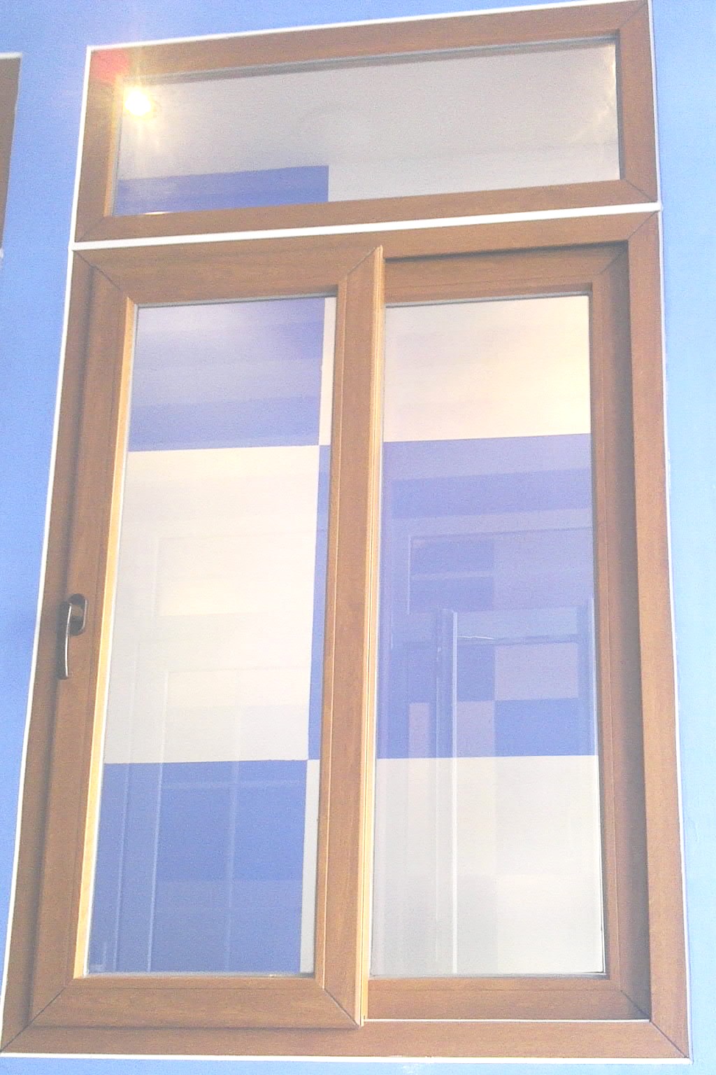 Cửa sổ mở trượt 2 cánh vân gỗ - Cửa Tân Cường - Công Ty TNHH Đầu Tư Xây Dựng Và Thương Mại Tân Cường